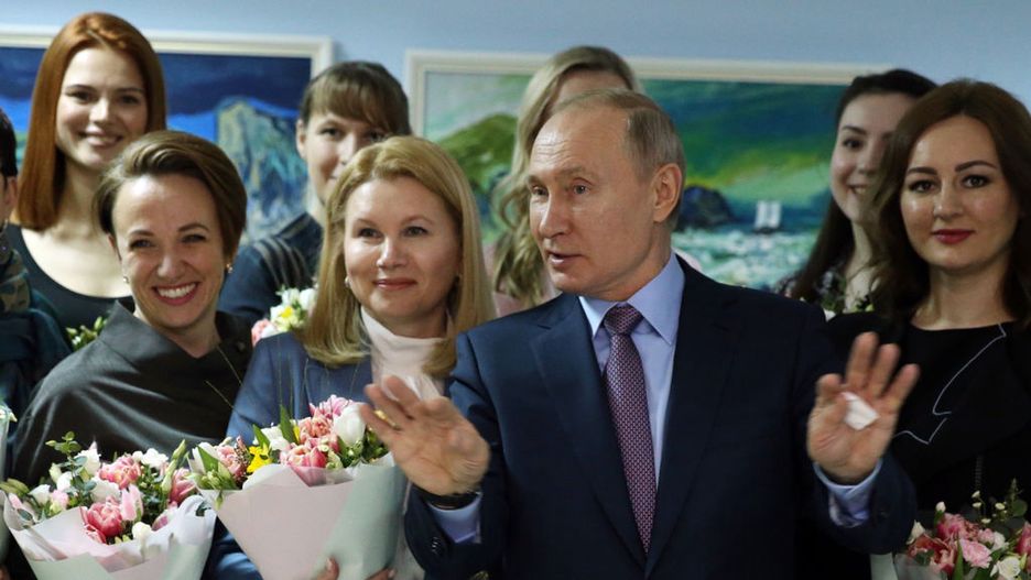 Władimir Putin podczas obchodów Dnia Kobiet