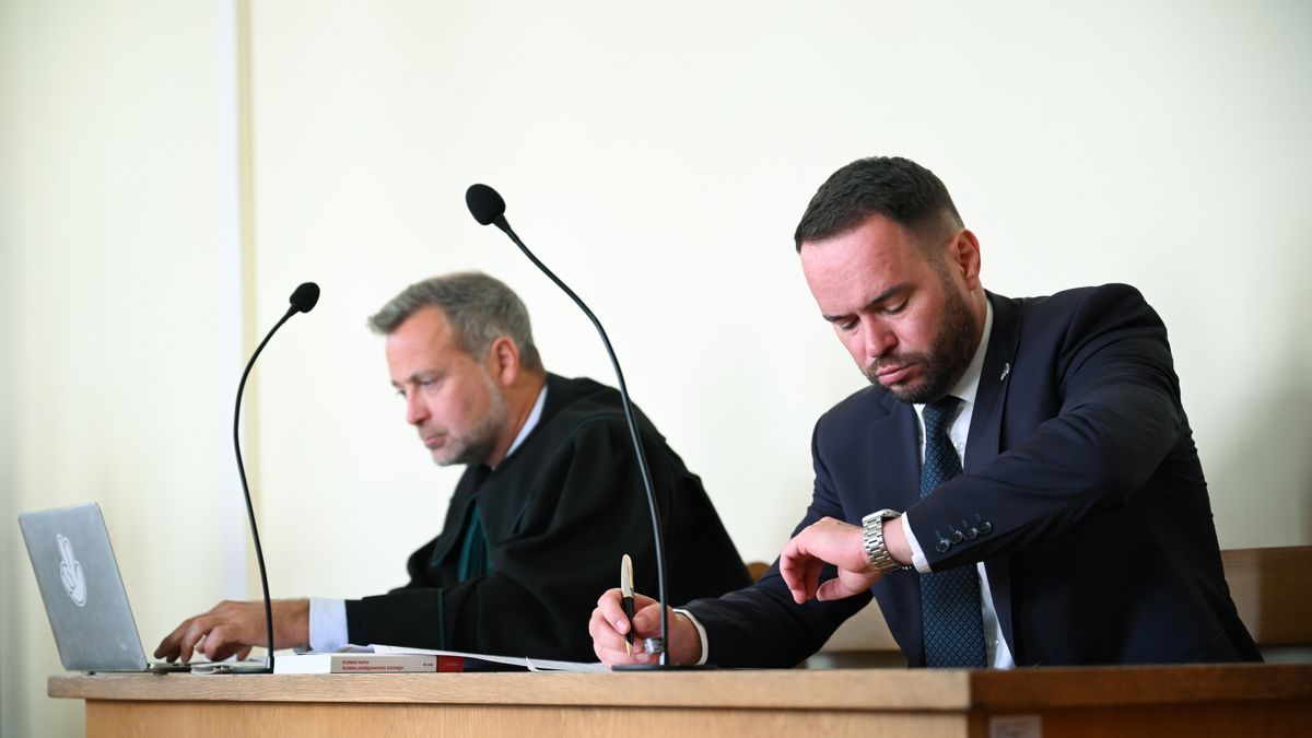 Wojewoda lubelski Krzysztof Komorski na sali rozpraw Sdu Rejonowego w Lublinie,