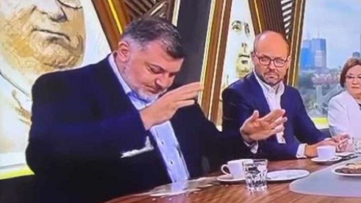 Artur Dziambor niechcący wylał kawę w programie na żywo