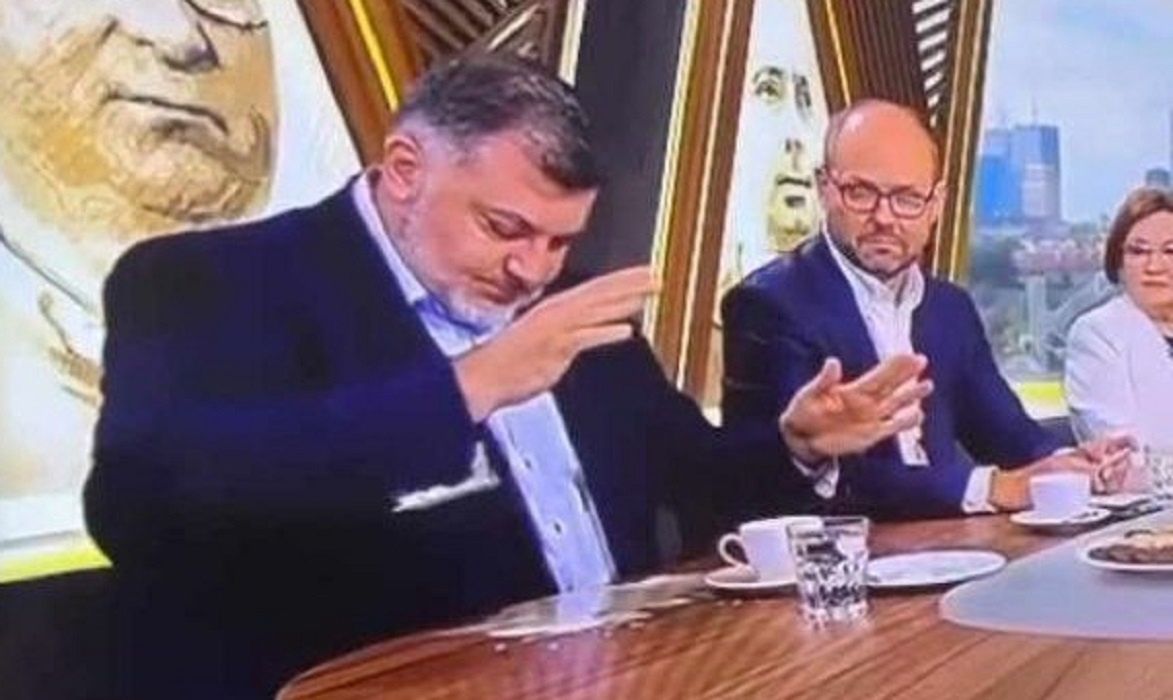 Artur Dziambor niechcący wylał kawę w programie na żywo