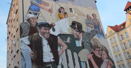 Wrocław. Ściana, która przypomina początki Ziem Odzyskanych. "Sami swoi" na muralu