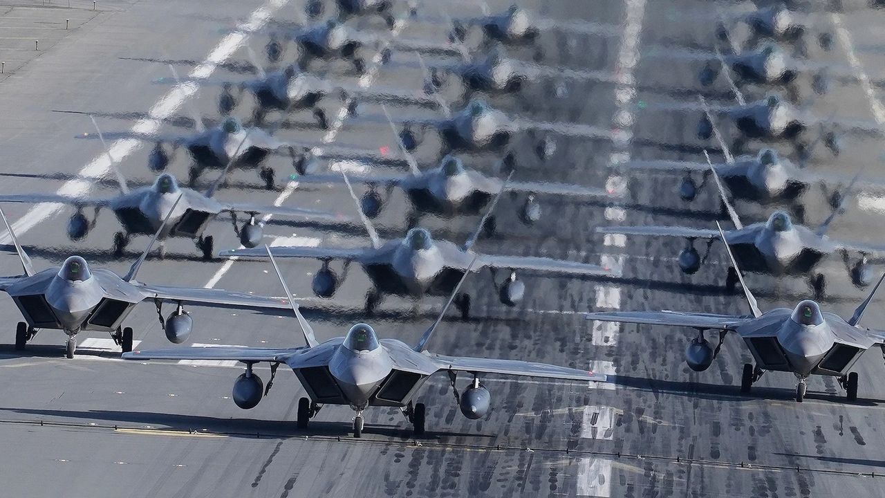 "Marsz słoni" - treningowy start samolotów F-22 z lotniska na Guam