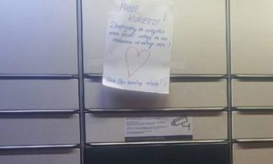 Urocza kartka dla kuriera. "Nic więcej nie potrzebuję w tej pracy"