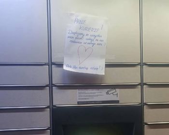Urocza kartka dla kuriera. "Nic więcej nie potrzebuję w tej pracy"