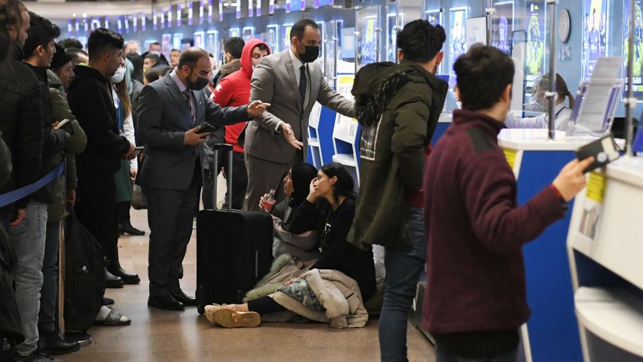 Kolejne samoloty z migrantami wystartowały z lotniska w Mińsku. "Lotnisko pękało w szwach"