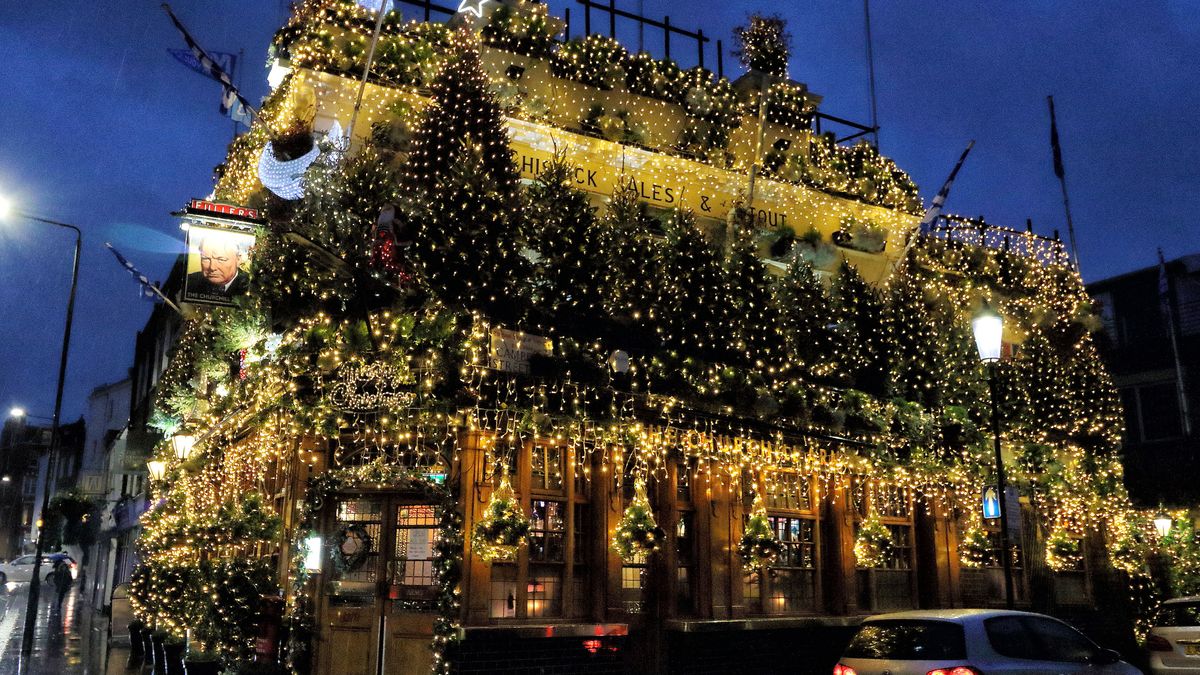 Zdjęcie dnia. Słynny pub przyozdobiony setką świątecznych choinek 1