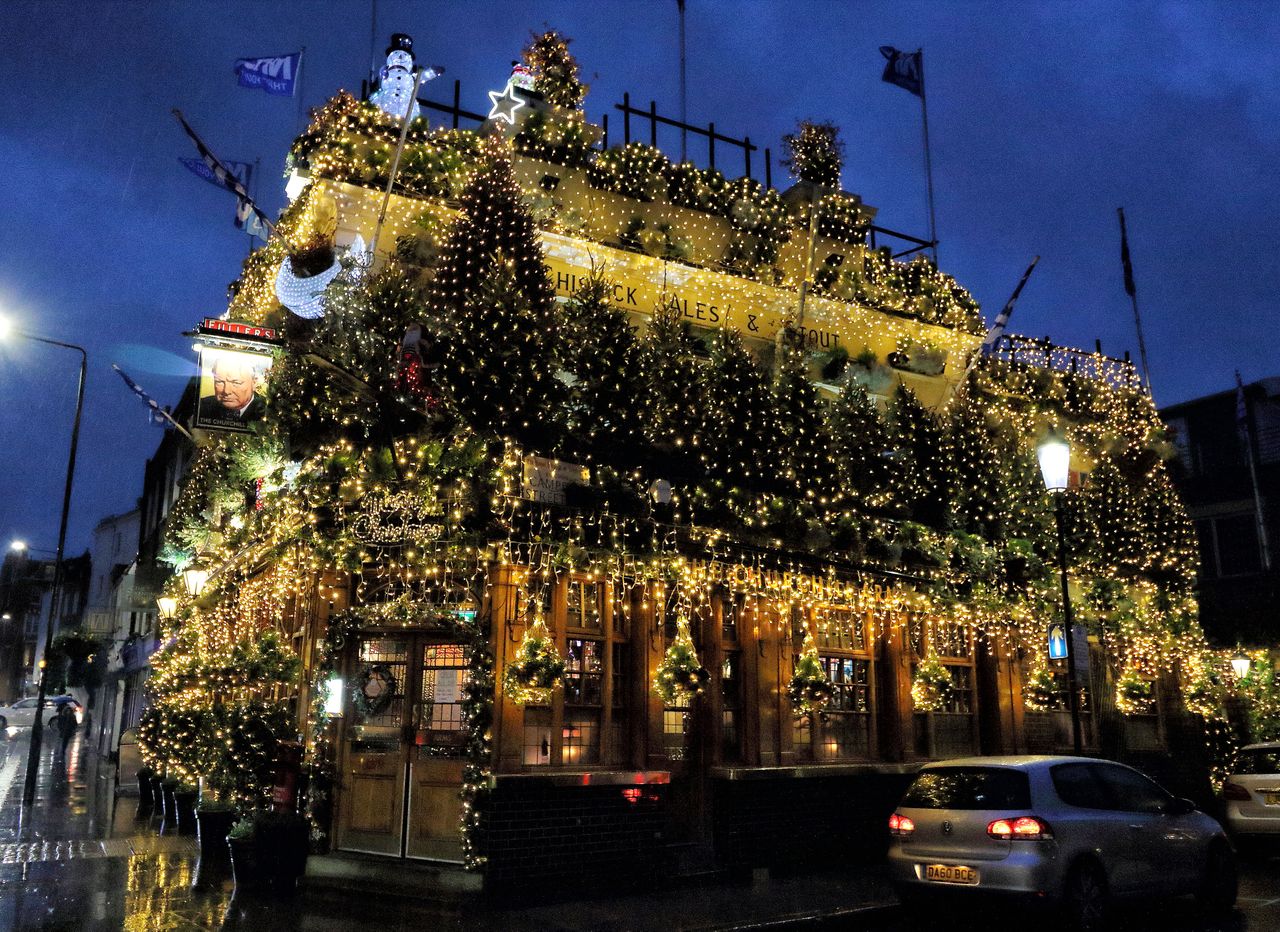 Zdjęcie dnia. Słynny pub przyozdobiony setką świątecznych choinek