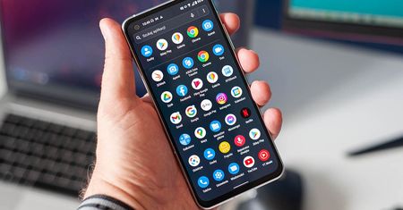 Dobry wyświetlacz w telefonie to podstawa. Na te cechy zwracaj uwagę w 2022 roku