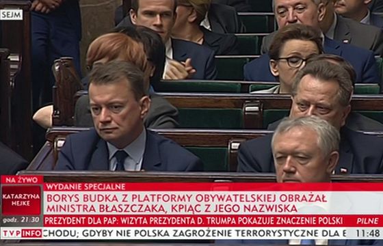 Dziennikarze żartują z „pasków” w transmisji TVP Info z Sejmu krytykujących PO