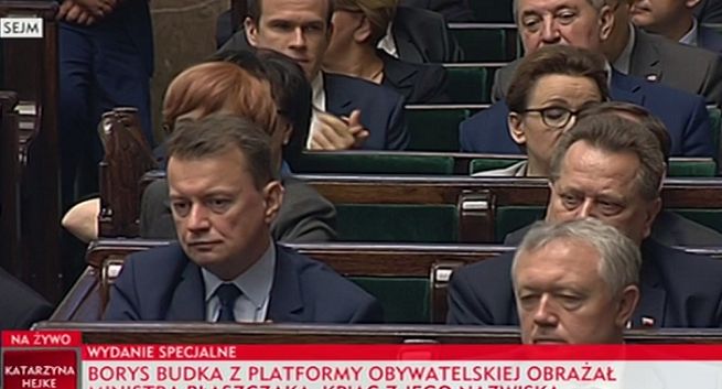 Dziennikarze żartują z „pasków” w transmisji TVP Info z Sejmu krytykujących PO