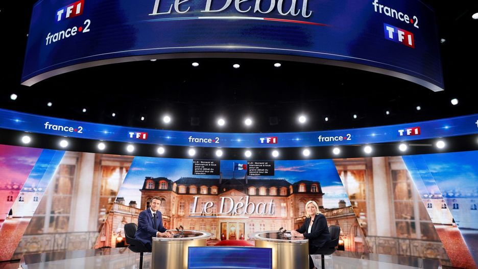 Live debate between French presidential candidates Marine Le Pen and Emmanuel Macronepa09899372 French President and La Republique en Marche (LREM) party candidate for re-election Emmanuel Macron (L) and French far-right party Rassemblement National (RN) presidential candidate Marine Le Pen (R) sit prior to taking part in a live televised debate that will be live broadcast on French television in Saint-Denis, north of Paris, France, 20 April 2022 ahead of the second round of France's presidential election. - French voters head to the polls for a run-off vote between Macron and Le Pen on April 24, 2022.  EPA/LUDOVIC MARIN / POOL  MAXPPP OUT Dostawca: PAP/EPA.LUDOVIC MARIN / POOL