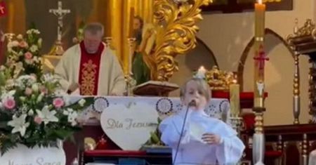 Chłopiec chwycił za mikrofon w czasie komunii. "Popłakałam się z wrażenia"