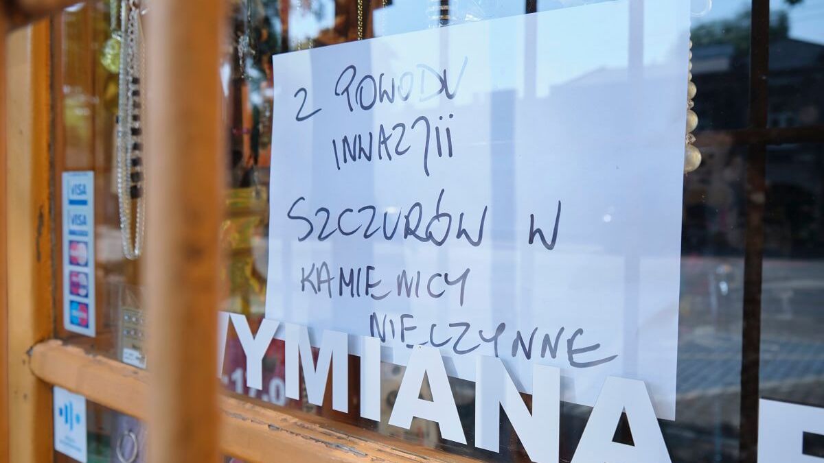 Kartka z napisem "Z powodu inwazji szczurów w kamienicy sklep nieczynny""