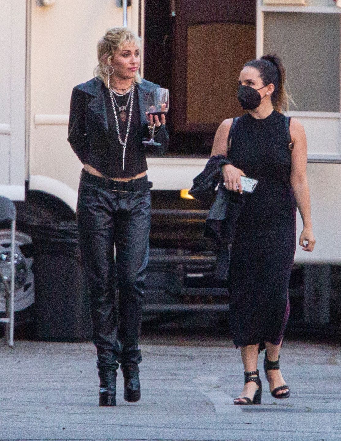 Miley Cyrus spaceruje z kieliszkiem wina