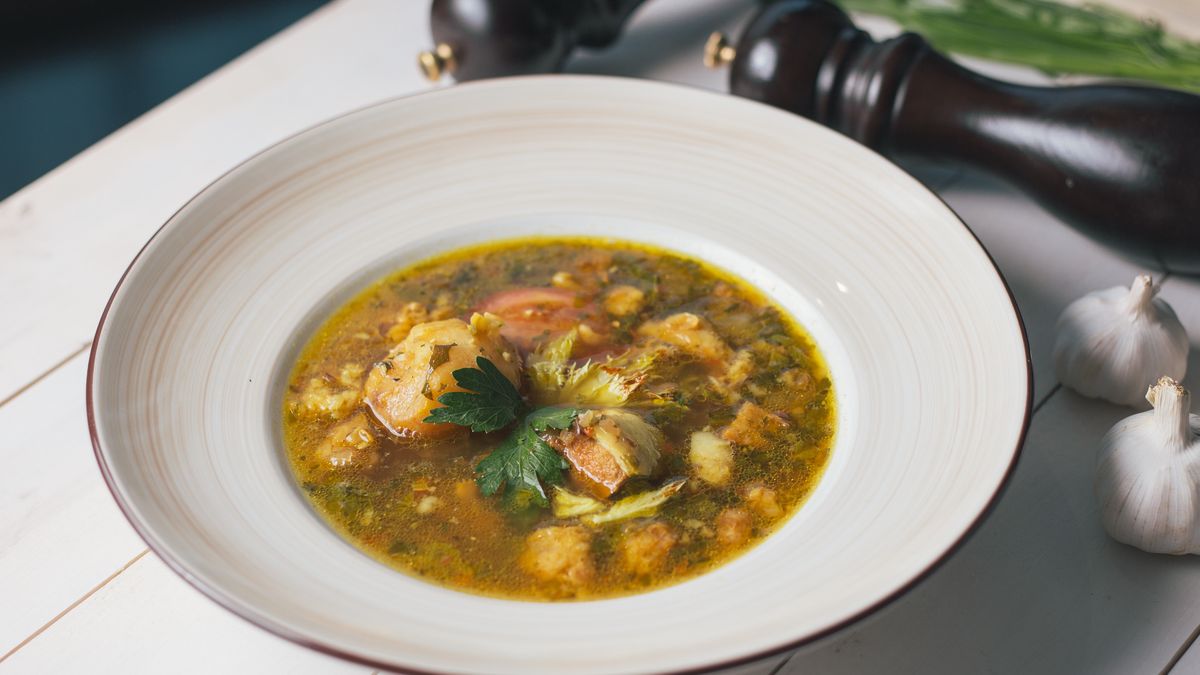 Gruziński kapuśniak. Aromatyczna i rozgrzewająca zupa na jesień