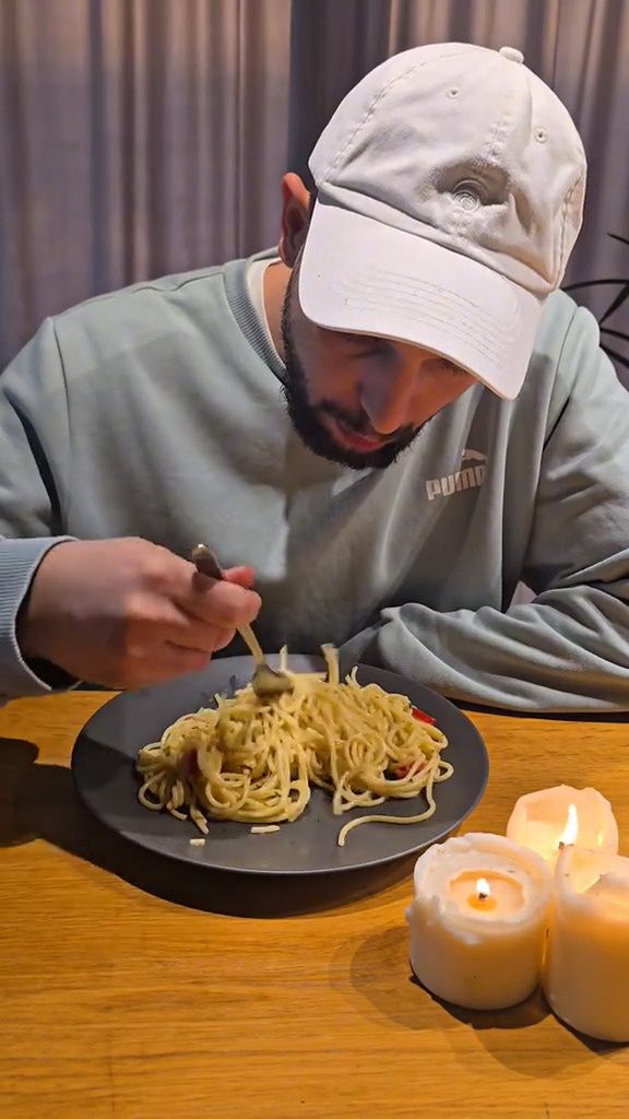 Maciej Pela zrelacjonował przygotowywanie spaghetti