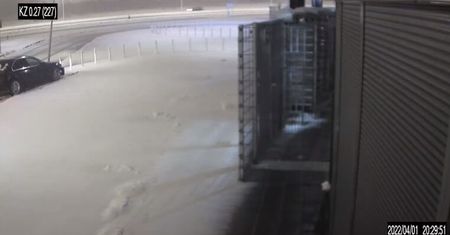 Spadł śnieg, na placach i parkingach pojawili się „drifterzy”. Jeden z nich uderzył w latarnię