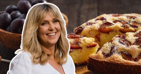 Ewa Wachowicz robi puszyste i wilgotne ciasto ze śliwkami. Idealne, gdy nie masz wiele czasu na pieczenie