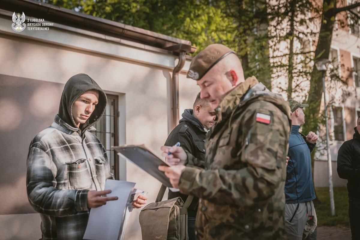 Nowi ochotnicy na szkoleniu w 2LBOT