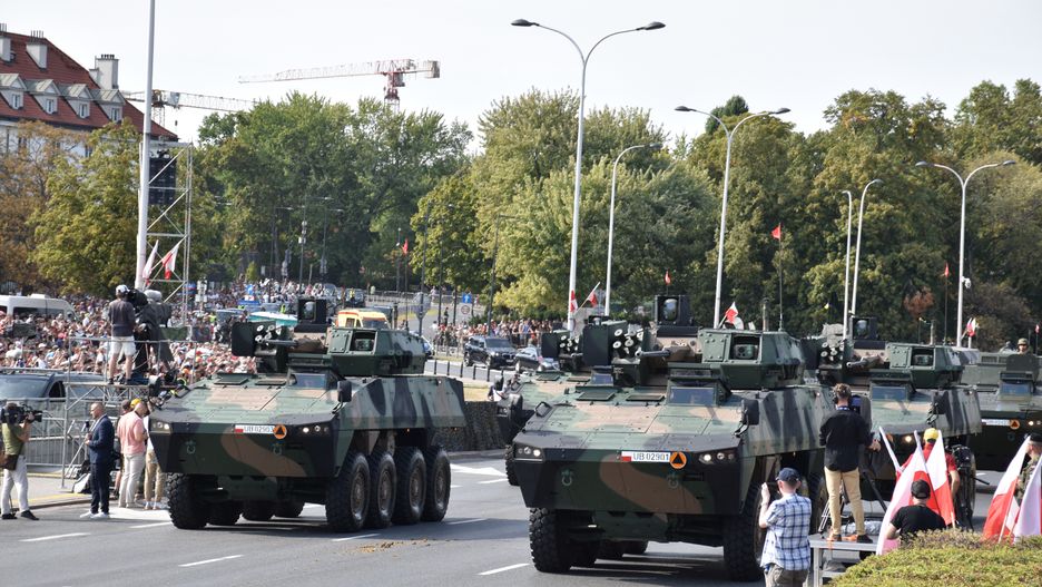 Kołowe bojowe wozy piechoty Rosomak z polską wieżą ZSSW-30.