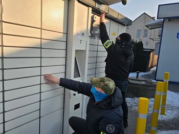 Sprawdzili zawartość paczek w paczkomatach. Policjanci rozbili proceder