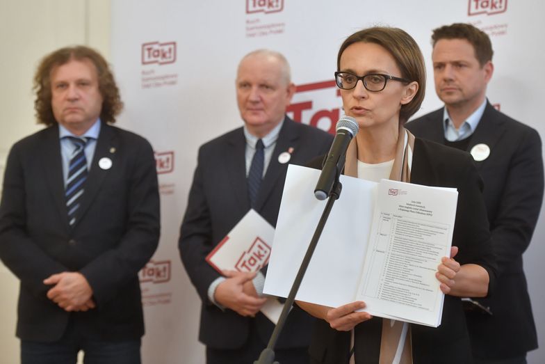 Samorządowcy walczą o pieniądze na inwestycje. Od lewej:  prezydent Sopotu Jacek Karnowski, burmistrz Lądka Zdroju Roman Kaczmarczyk,  wójt Izabelina Dorota Zmarzlak i prezydent stolicy Rafał Trzaskowski