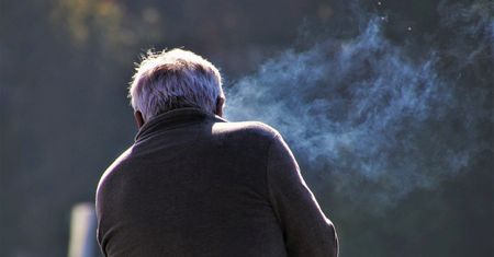 Wyjątkowy rok dla palaczy. Dłużej kupią papierosy po starej cenie