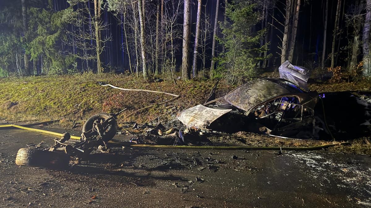 Auto po wypadku stanęło w płomieniach.