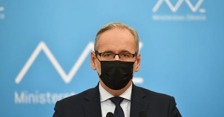 Sylwester bez obostrzeń? Jednoznaczna odpowiedź Niedzielskiego