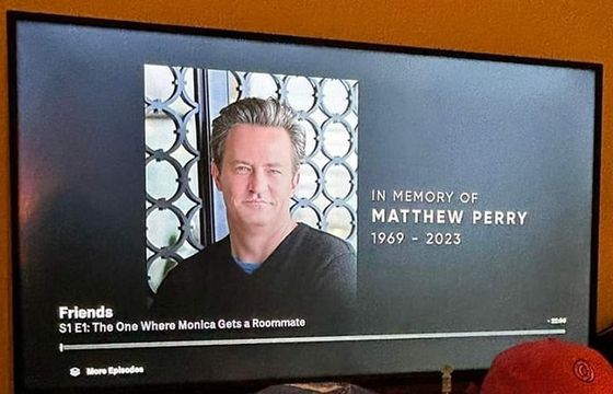 Matthew Perry pośmiertnie upamiętniony w serialu "Przyjaciele"