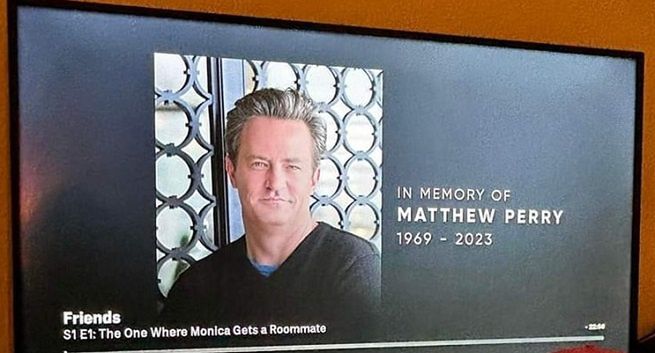 Matthew Perry pośmiertnie upamiętniony w serialu "Przyjaciele"