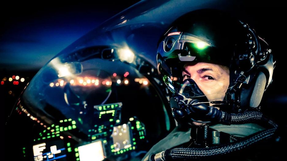 Dzięki kolorowemu wyświetlaczowi nahełmowemu o wysokiej rozdzielczości pilot może uzyskać wiele informacji niezbędnych do pilotażu, czy wykonania misji, bez konieczności patrzenia na tablice przyrządów w kabinie.