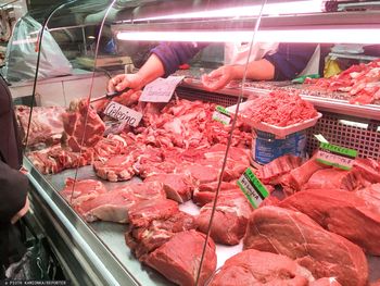 Miało być z Polski, a było z Hiszpanii. Kontrole mięsa w sklepach