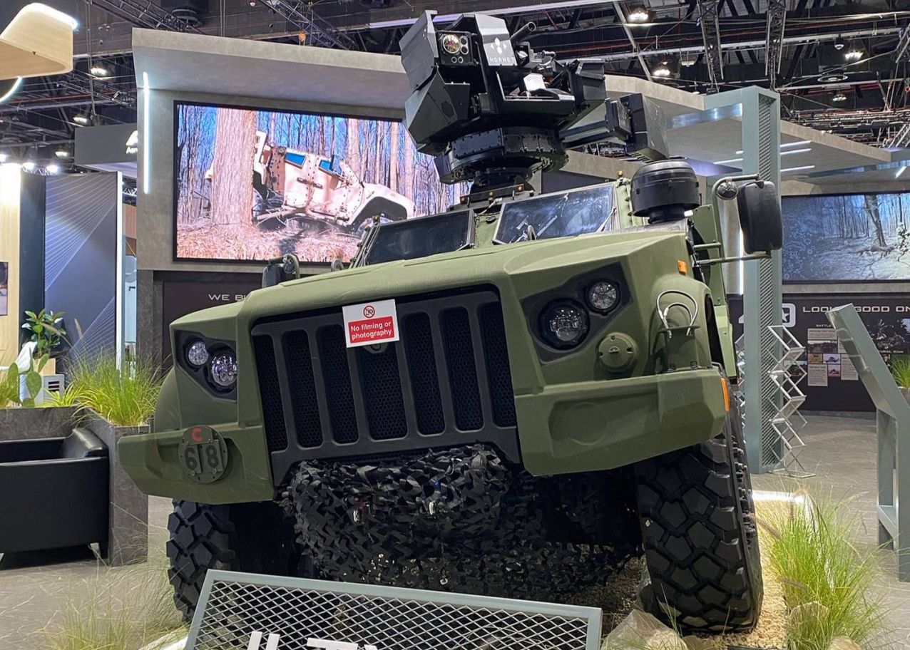 JLTV A2 podczas targów IDEX w Abu Zabi w lutym 2025 r.