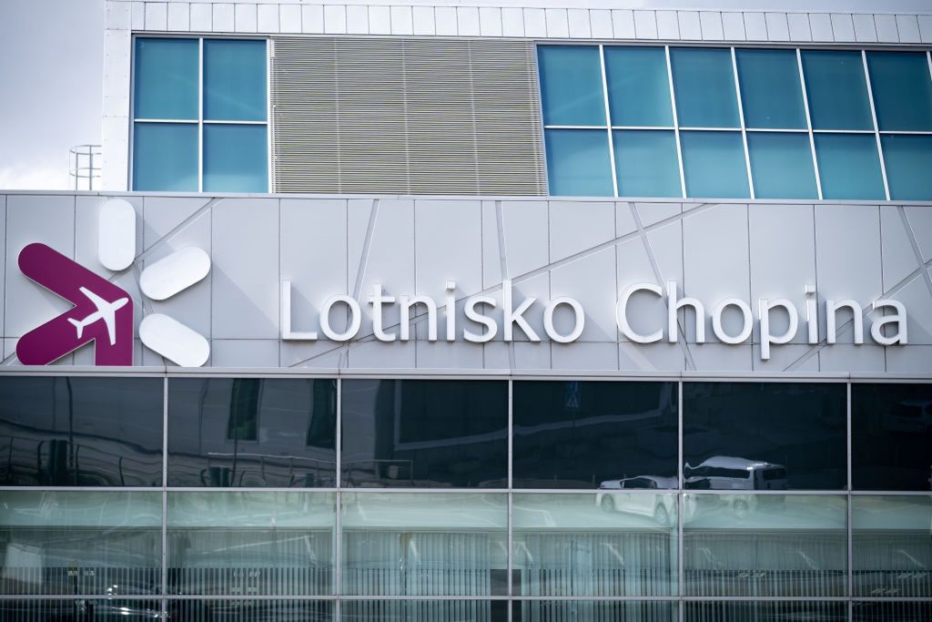 PiS chce sprzedać Okęcie? Politycy opozycji pokazują dokumenty