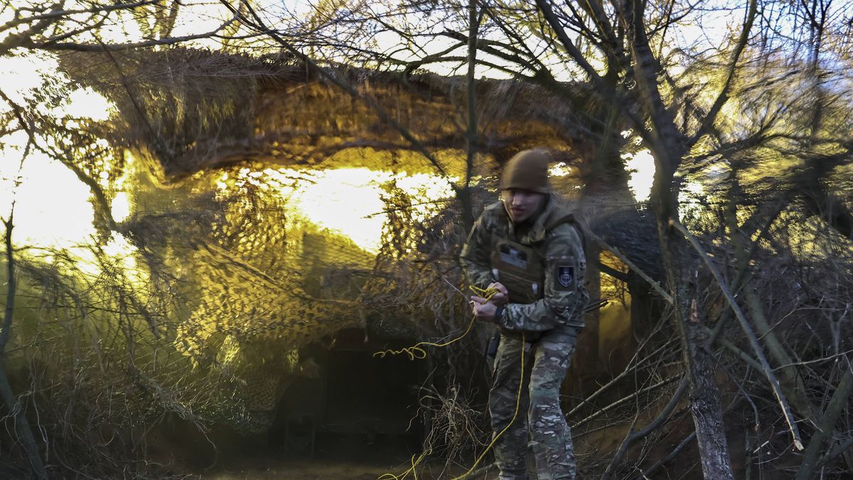 Ukrainian servicemen hold position in the Zaporizhzhia region
epa12829951 A handout photo made available by the press service of the 65th Separate Mechanized Brigade of the Ukrainian Armed Forces shows servicemen of the brigade firing an M-109 A5, 155mm self-propelled Howitzer at an undisclosed location in the Zaporizhzhia region, southeastern Ukraine, 18 March 2026, amid the Russian invasion.  EPA/UKRAINE'S 65TH MECHANIZED BRIGADE PRESS SERVICE HANDOUT  HANDOUT EDITORIAL USE ONLY/NO SALES 
Dostawca: PAP/EPA.
UKRAINE'S 65TH MECHANIZED BRIGADE PRESS SERVICE HANDOUT
Paladin, M-109, self-propelled howitzer, support weapon, Ukraine war, Russian invasion, military, Ukrainian, frontline, 65th Separate Mechanized Brigade, counter-battery fire, M-109 A5, Zaporizhzhia front