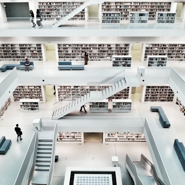 „Library" / "Wykonałem to zdjęcie w listopadzie zeszłego 2014 r., w bibliotece miejskiej w Stuttgarcie. Użyłem mojego Samsunga S3. Inspirowałem się architekturą biblioteki oraz ludźmi będącymi na różnych etapach życia" - pisze autor.