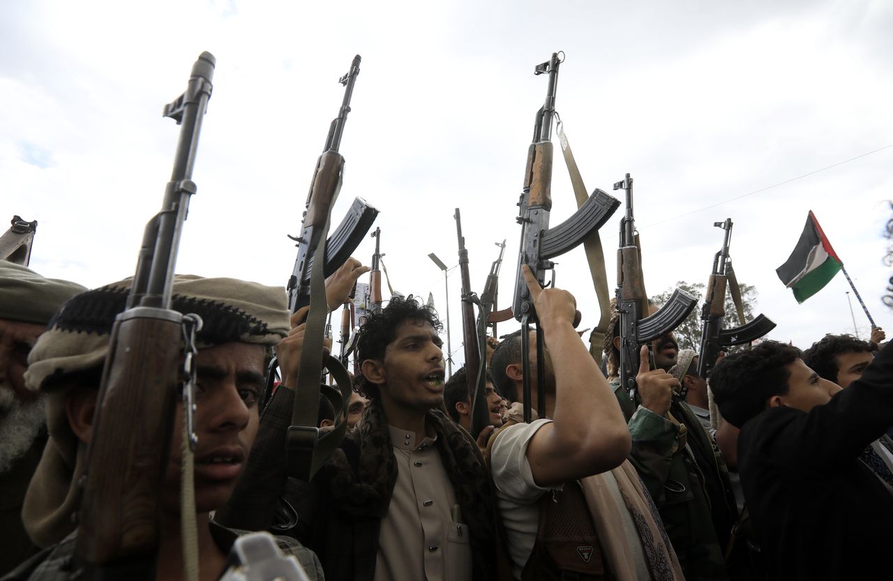 Houthi supporters chant slogans while holding up weapons during a protest against the US and Israel and in support of Palestinians, in Sana'a, Yemen, 01 March 2024. Thousands of Houthi supporters demonstrated in Sana'a to protest against the US and Israel and in support of Palestinian people in the Gaza Strip. Yemen's Houthis have fired some 384 missiles and drones at shipping vessels since mid-November 2023, when they started attacking maritime targets in the Red Sea and Gulf of Aden, according to Houthi leader Abdul-Malik al-Houthi. The US-led coalition continues to strike Houthi targets in Yemen as it seeks to degrade the Houthis' abilities to attack commercial shipping vessels in the Red Sea and the Gulf of Aden amid high tensions in the Middle East. In light of increased maritime security threats, the US has designated the Houthis as a 'Specially Designated Global Terrorist Group'. EPA/YAHYA ARHAB Dostawca: PAP/EPA.