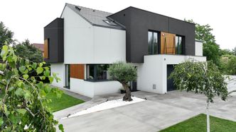 Koszty podzielili z sąsiadami, "więcej kasy zostało na wyposażenie". Bliźniak, który tylko wydaje się niepozorny