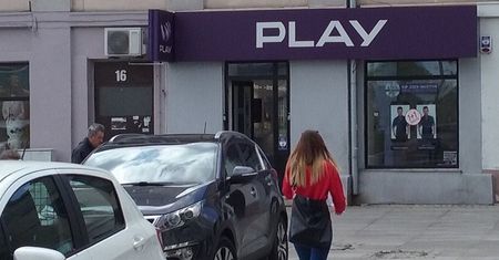 Play na celowniku UOKiK. Chodzi o pieniądze ściągane z kont klientów