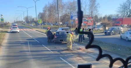 Nie wyhamowała i wjechała w toyotę. Zderzenie przed przejściem dla pieszych na al. Witosa
