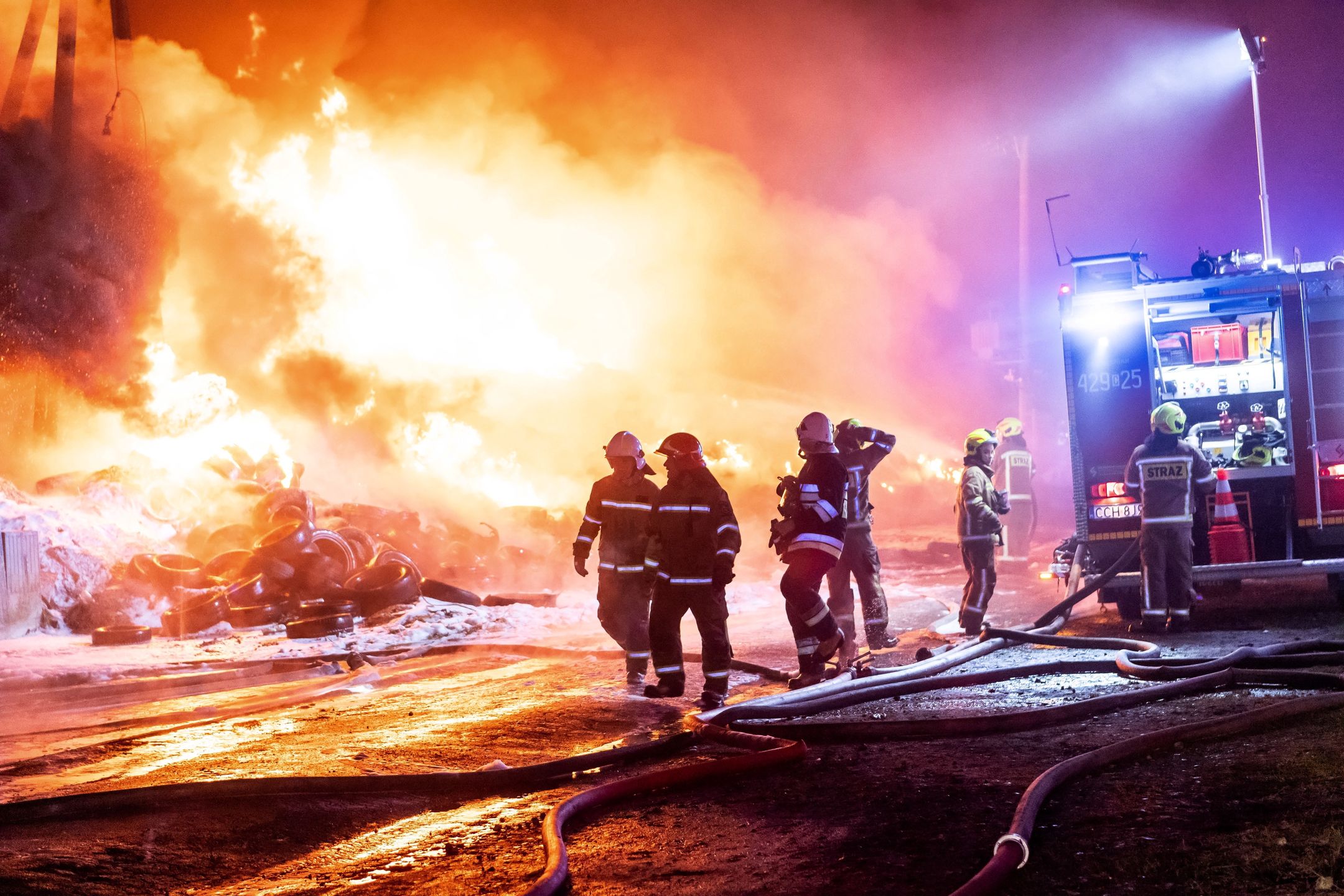 Raciniewo (kujawsko-pomorskie), 13.11.2020. Strażacy gaszš pożar składowiska opon w Raciniewie k. Unisławia, 13 bm. Obok znajdujš się dwie stolarnie i stacja benzynowa. Teren jest gęsto zabudowany. Na miejscu jest 45 zastępów straży pożarnej. (aldg) PAP/Tytus Żmijewski