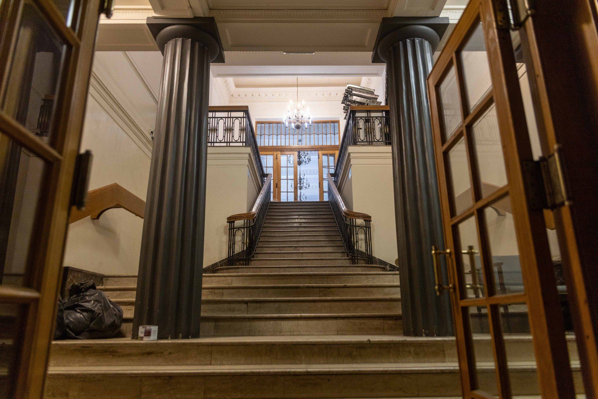 Artyści tworzący nieinstytucjonalny Teatr Anatomia prowadzą właśnie remont wnętrz gmachu, w którym przed lat w Chorzowie działał bank. Wkrótce to dobrze znane wśród chorzowian i chorzowianek miejscem stanie się przestrzenią dla wielu, różnorodnych inicjatyw twórczych