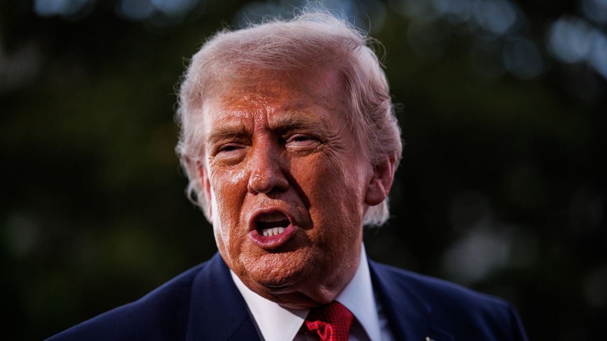 US President Donald Trump turns to photographers in the press pool after greeting guests during the Congressional Picnic on the South Lawn of the White House in Washington, DC, USA, 19 May 2026. EPA/SAMUEL CORUM / POOL Dostawca: PAP/EPA.