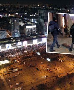 Protest w Warszawie. Ataki na protestujących. Tak rozpoznają się narodowcy