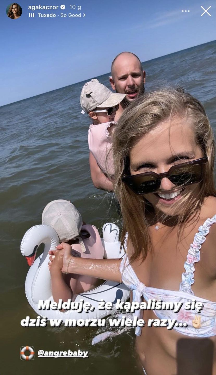 Agnieszka Kaczorowska wije się w kwiecistym bikini