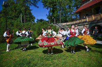 Zakopane: Międzynarodowy Festiwal Folkloru Ziem Górskich.