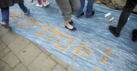 Koronawirus w Polsce. Powstała "Brunatna Księga" czasu epidemii. To 37 stron dokumentujących "wirusa nienawiści"