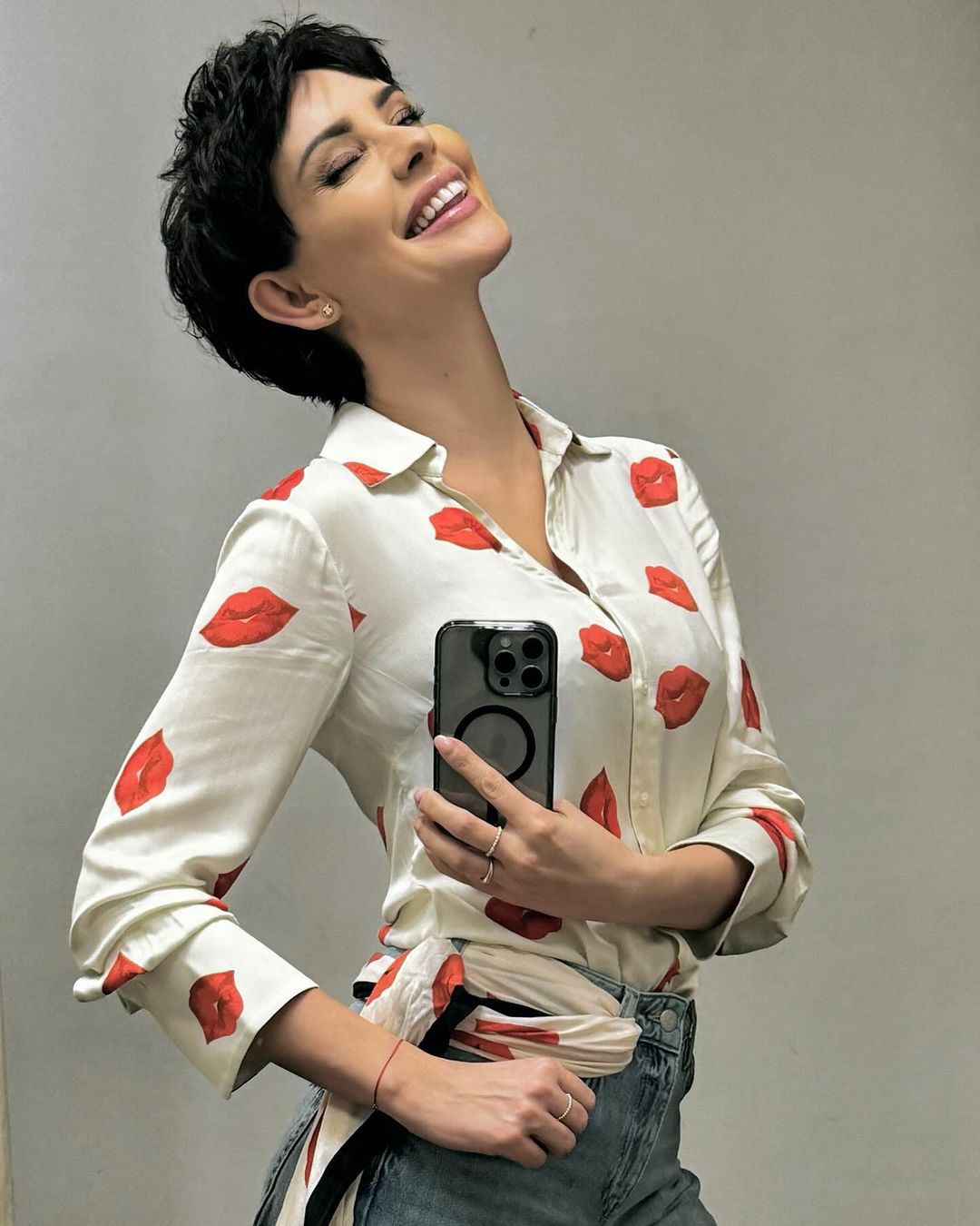 Dorota Gardias w koszuli z motywem popart