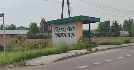„Fałszywa pandemia”. Zamalowane napisy wróciły na przystanki na trasie Lublin – Kraśnik